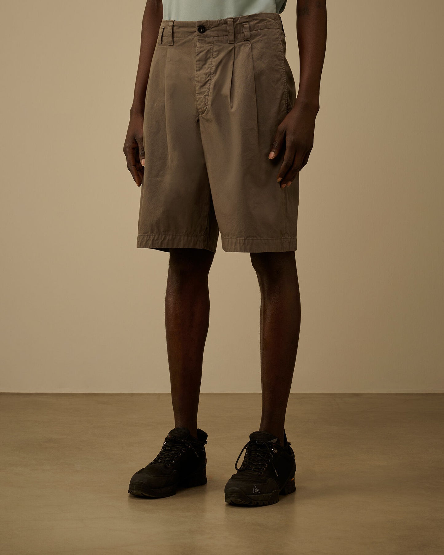 Cotton Gabardine Loose Pinces Shorts, GUNMETAL - GREY